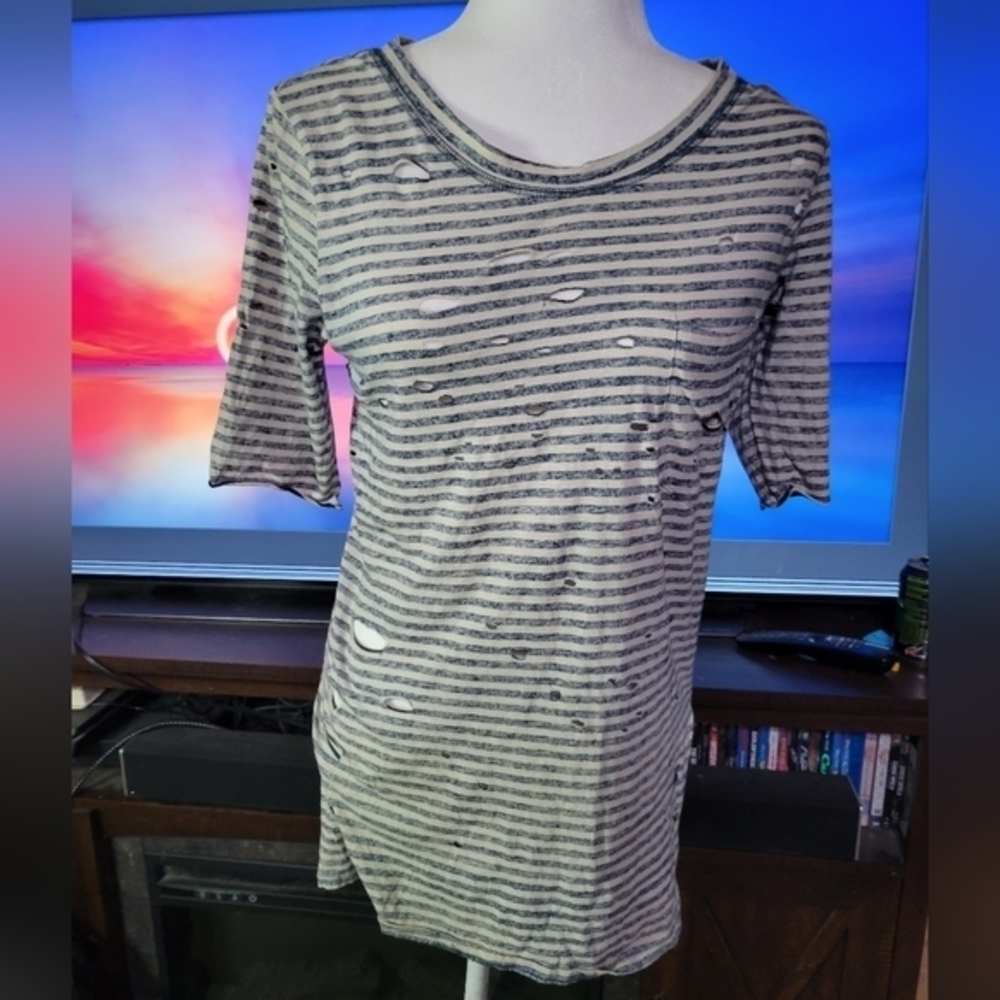 We the Free size XS holey‎ distressed pocket tee long tunic